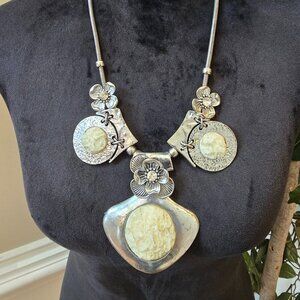 Vtg Womens Fashion Metal Flower Crystal Beaded Silver Tone Pendant Necklace